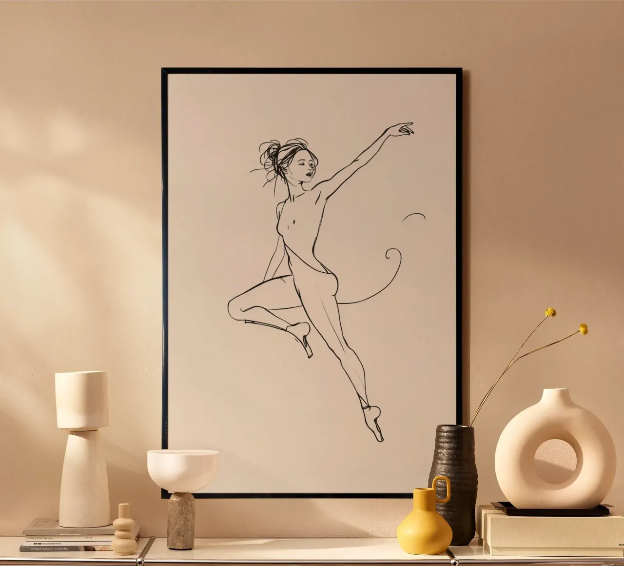 Disegno lineare di donna in body in posa poster con telaio in alluminio da DesignDoodle