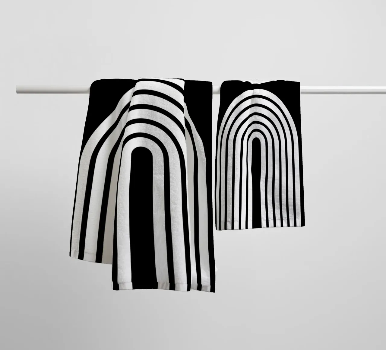 Arco e cerchio geometrico minimalista in grassetto bianco su nero asciugamano da bagno da Beauty in Simplicity