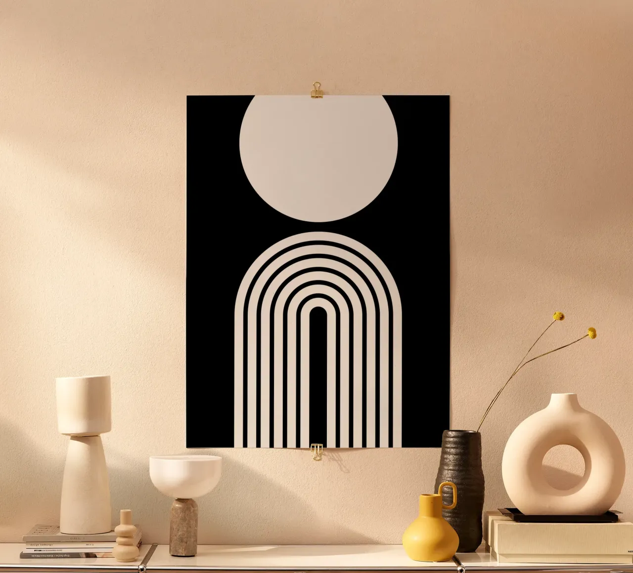Arco e cerchio geometrico minimalista in grassetto bianco su nero poster con telaio in plastica da Beauty in Simplicity