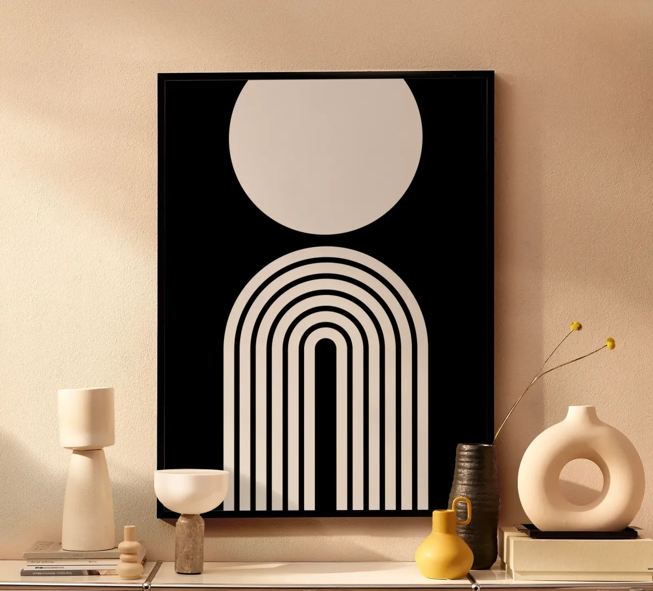 Arco e cerchio geometrico minimalista in grassetto bianco su nero poster con telaio in plastica da Beauty in Simplicity