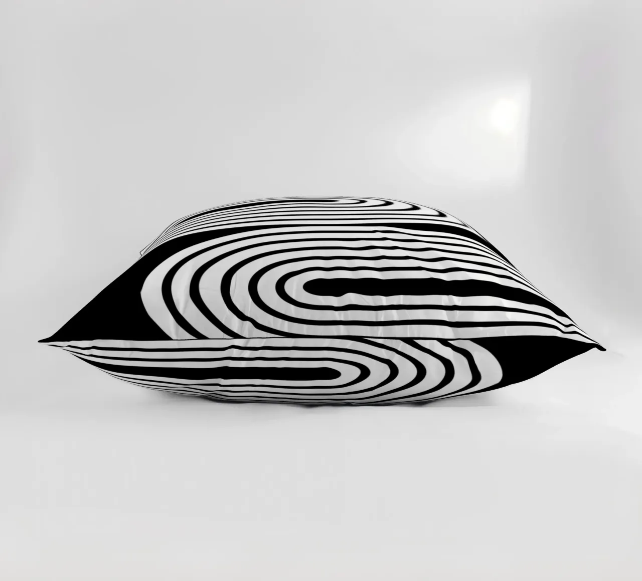 Archi geometrici minimalisti in grassetto | Bianco su nero cuscino da Beauty in Simplicity