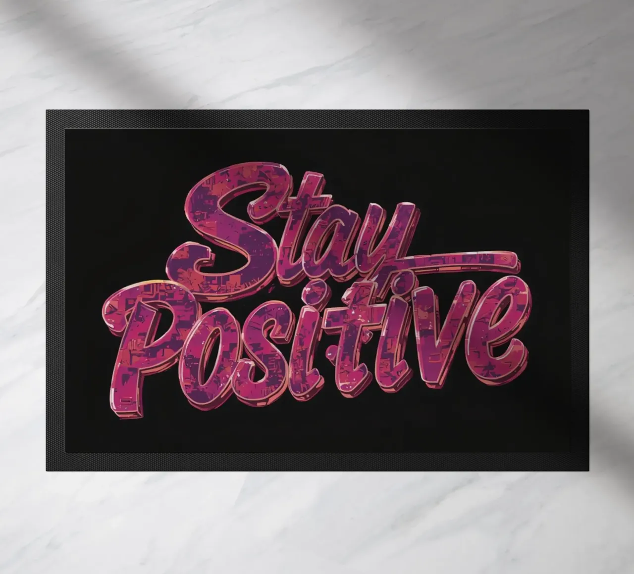 "Positiv bleiben" Glänzend strukturierter Text auf Schwarz Fußmatte von DesignDoodle