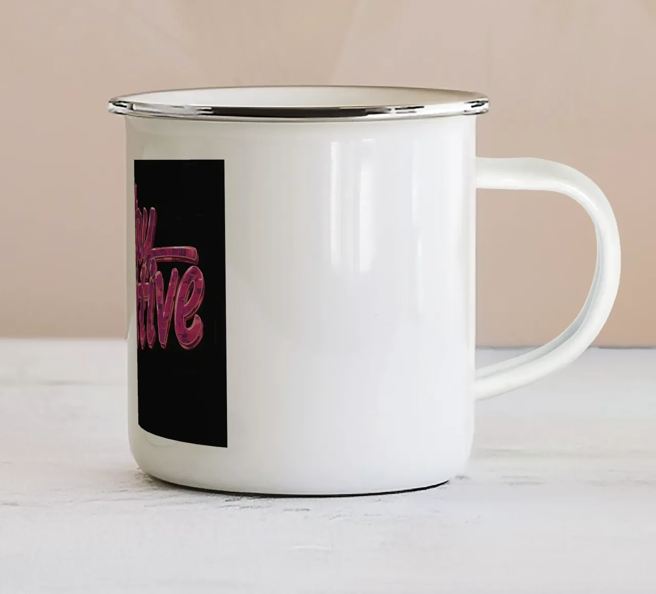 "Positiv bleiben" Glänzend strukturierter Text auf Schwarz Emaille Tasse von DesignDoodle