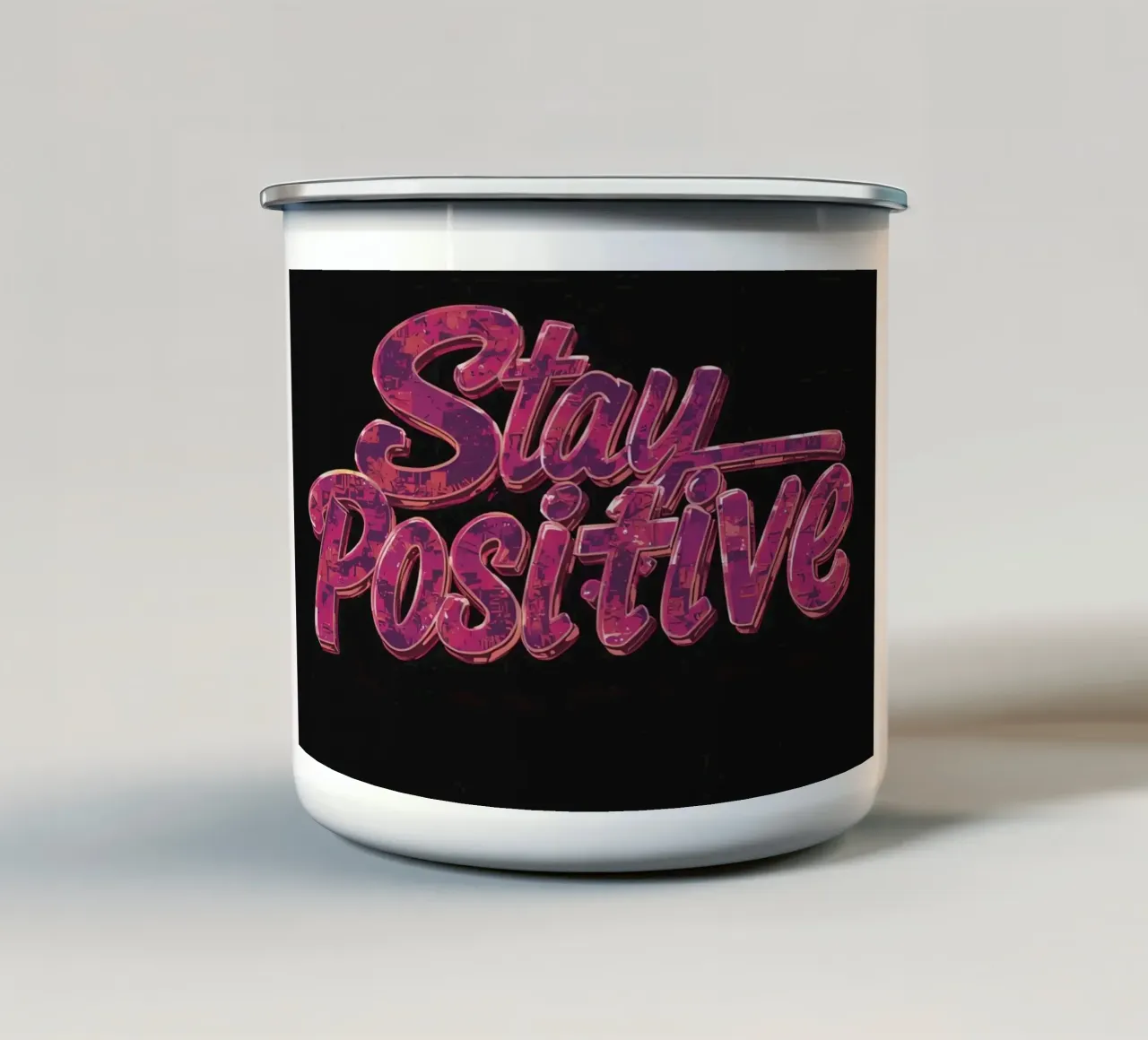 "Positiv bleiben" Glänzend strukturierter Text auf Schwarz Emaille Tasse von DesignDoodle