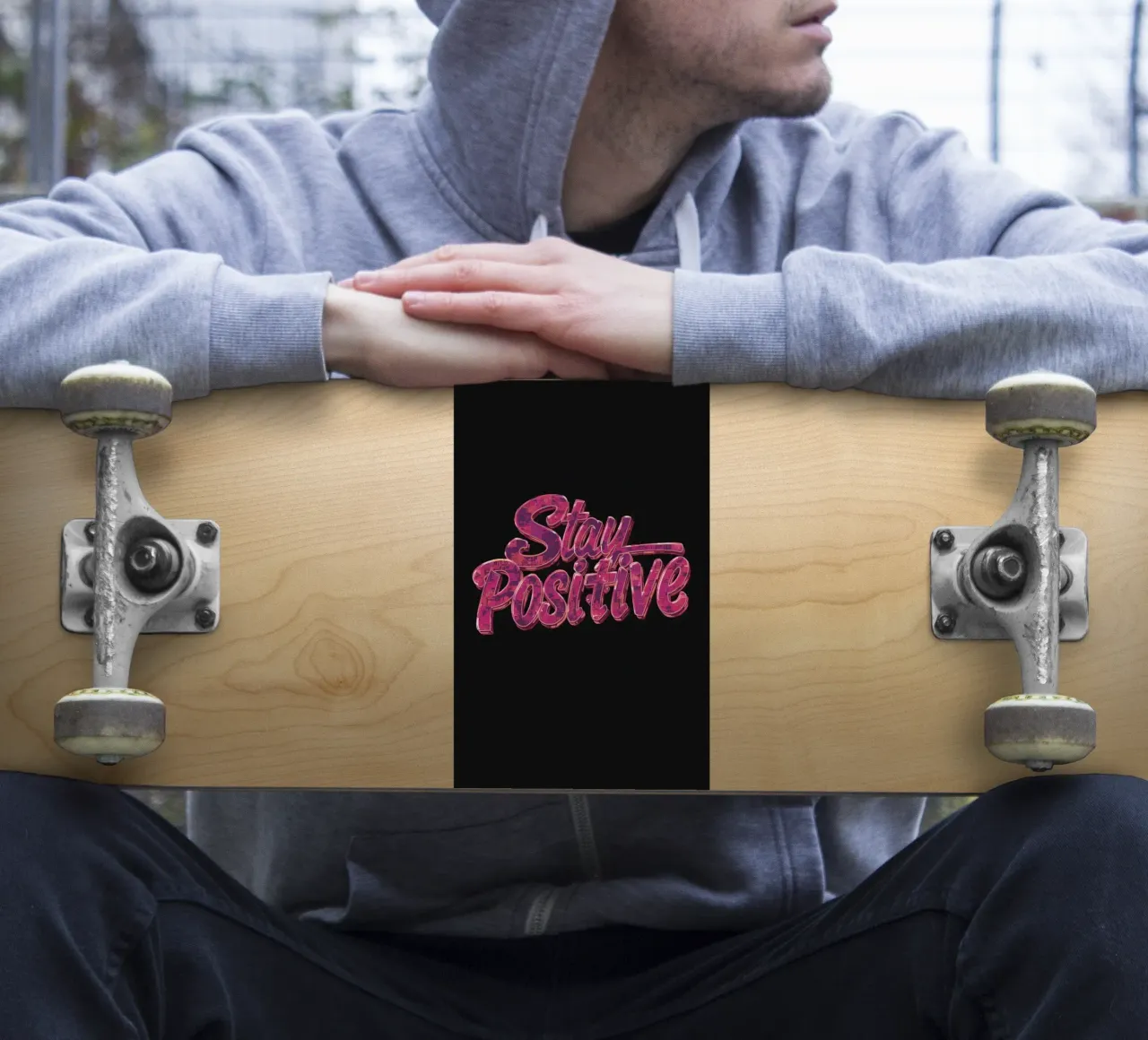 "Positiv bleiben" Glänzend strukturierter Text auf Schwarz Sticker von DesignDoodle