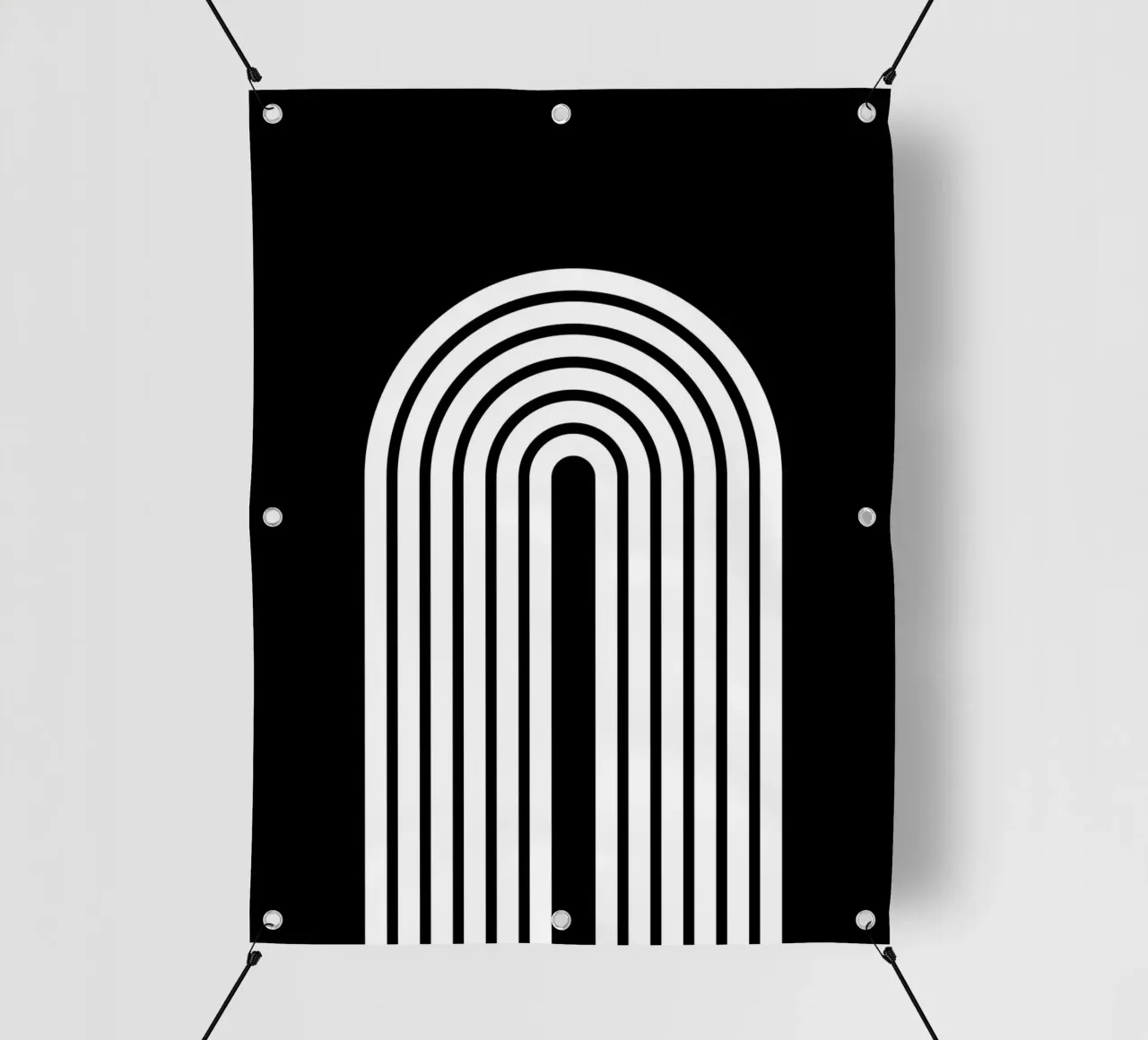 Arco geometrico minimale in grassetto bianco su nero telo in pvc da Beauty in Simplicity