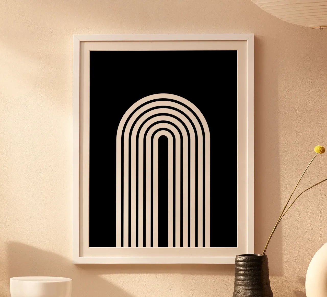 Arco geometrico minimale in grassetto bianco su nero poster con telaio in plastica da Beauty in Simplicity