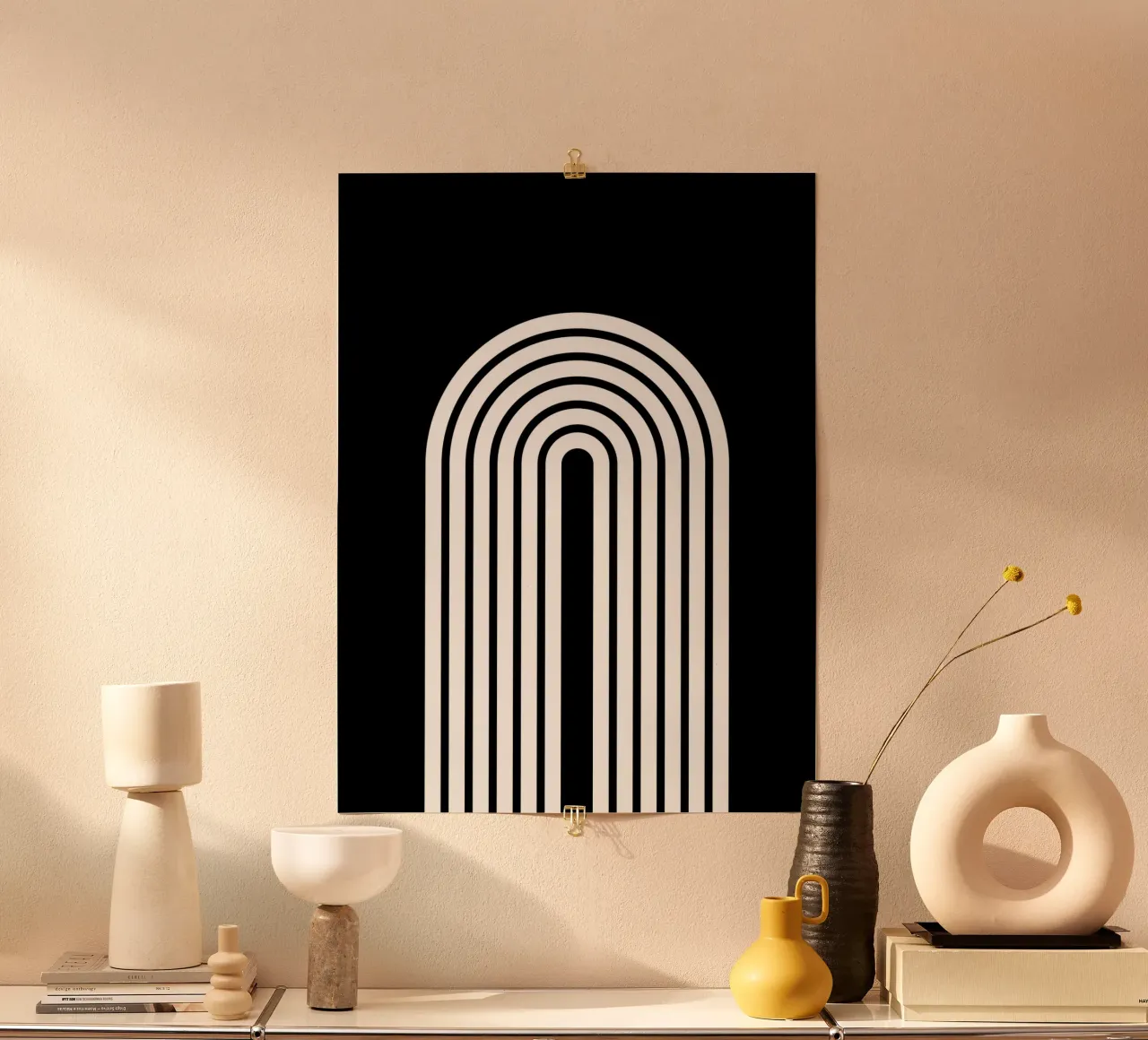 Arco geometrico minimale in grassetto bianco su nero poster con telaio in plastica da Beauty in Simplicity