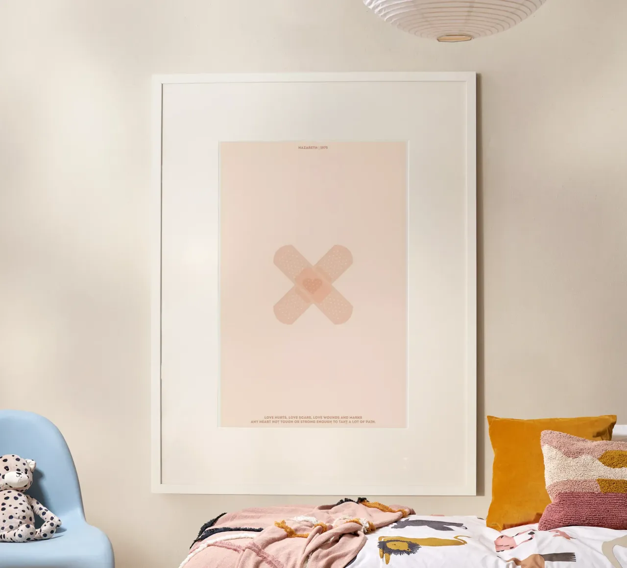Love Hurts poster con marco de madera de Rahma Projekt