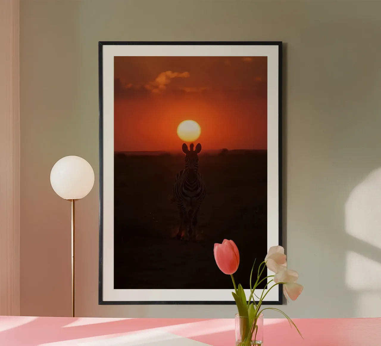 Zebra contro il sole al tramonto poster con telaio in legno da DesignDoodle