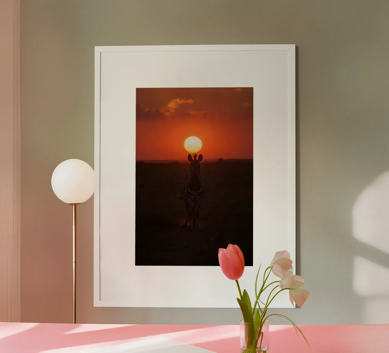 Zebra contro il sole al tramonto poster con telaio in legno da DesignDoodle