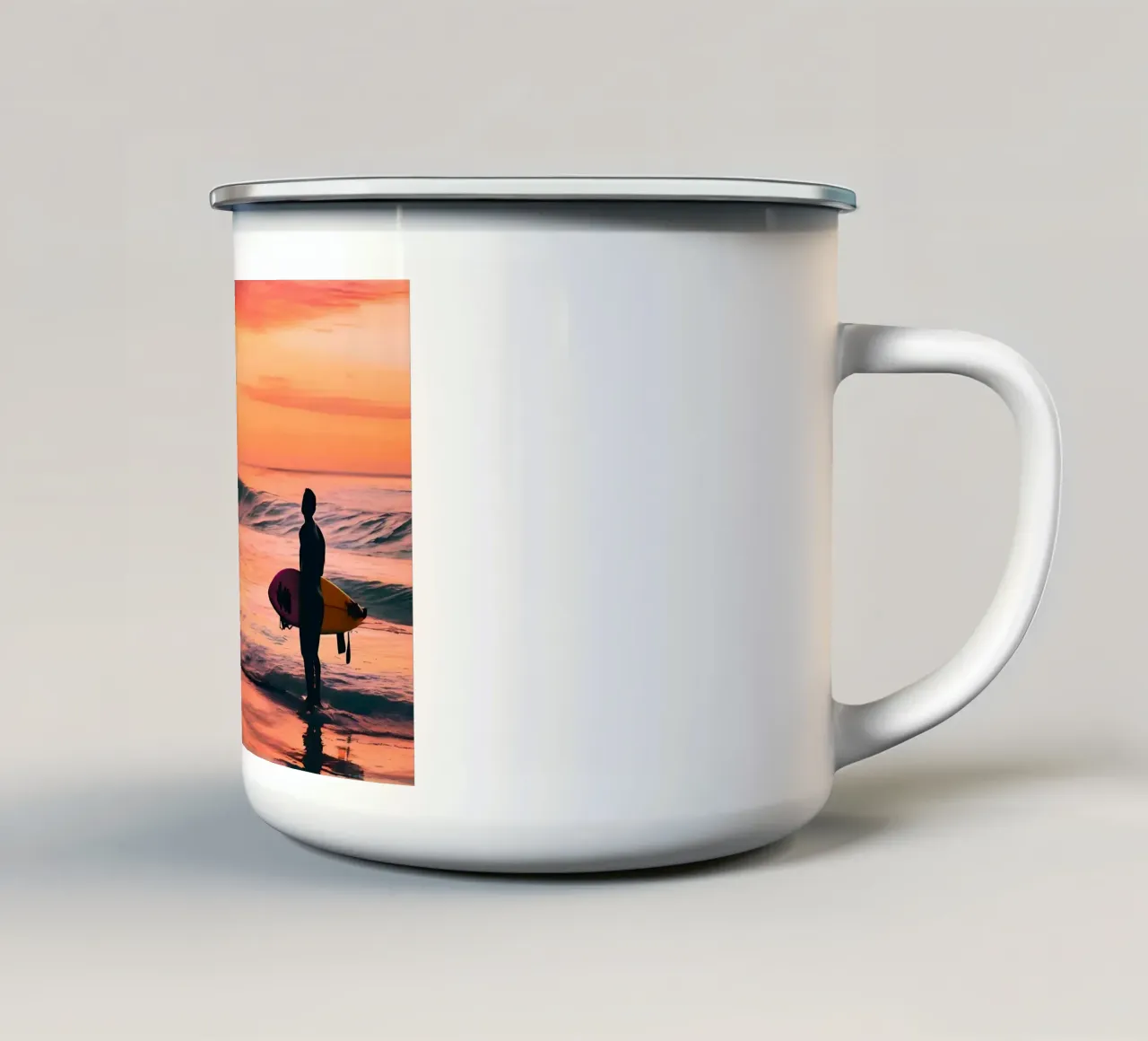 Le Surfeur d'Or tazza in smalto da ICONICA Art Studio