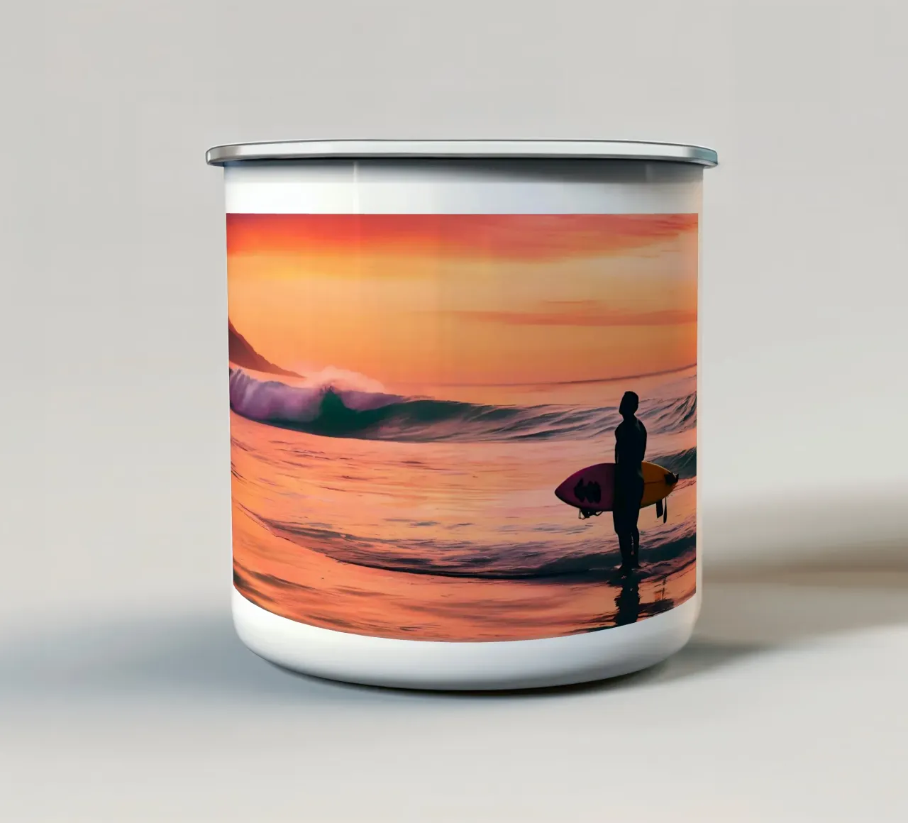 Le Surfeur d'Or tazza in smalto da ICONICA Art Studio