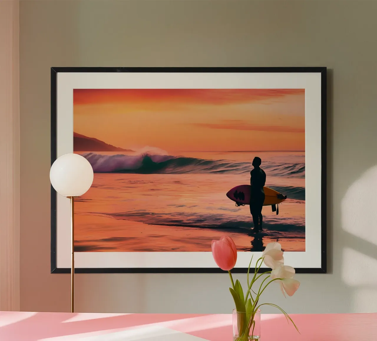 Le Surfeur d'Or poster con telaio in alluminio da ICONICA Art Studio