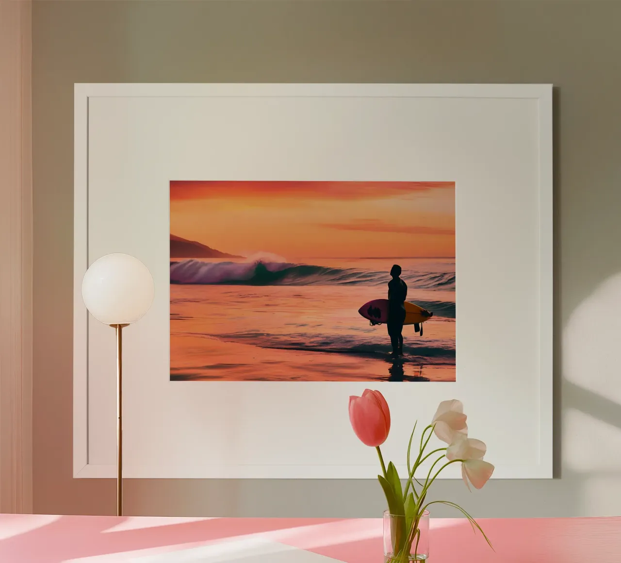 Le Surfeur d'Or poster con telaio in alluminio da ICONICA Art Studio
