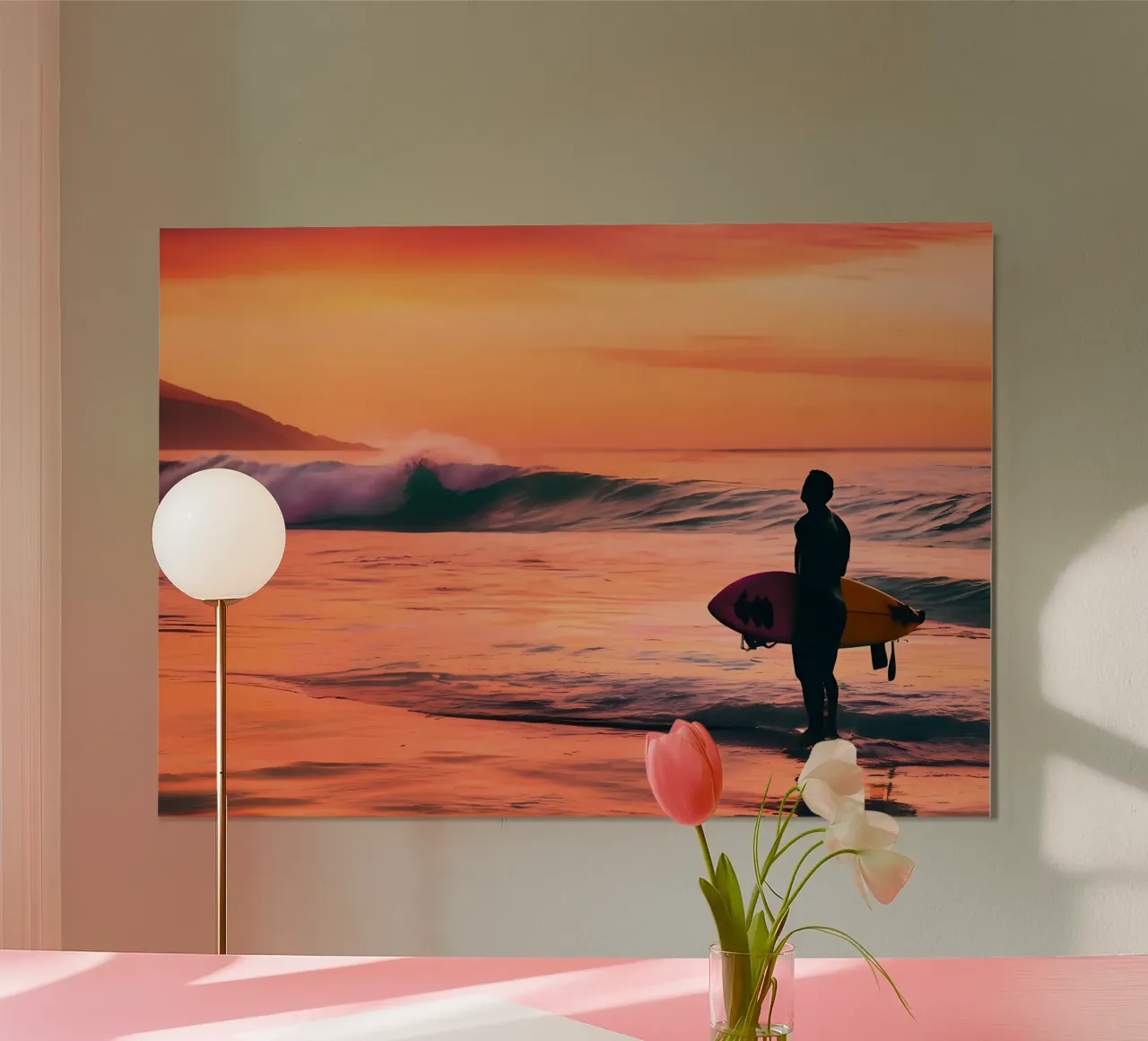 Le Surfeur d'Or poster con telaio in alluminio da ICONICA Art Studio