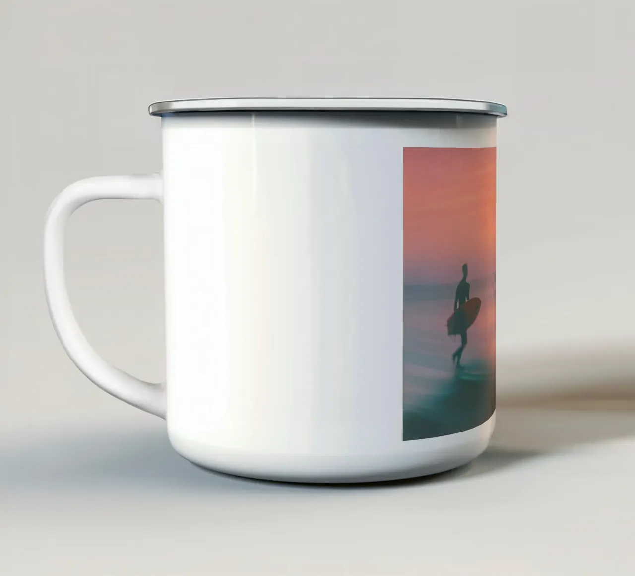 Le Surfeur Seul tazza in smalto da ICONICA Art Studio