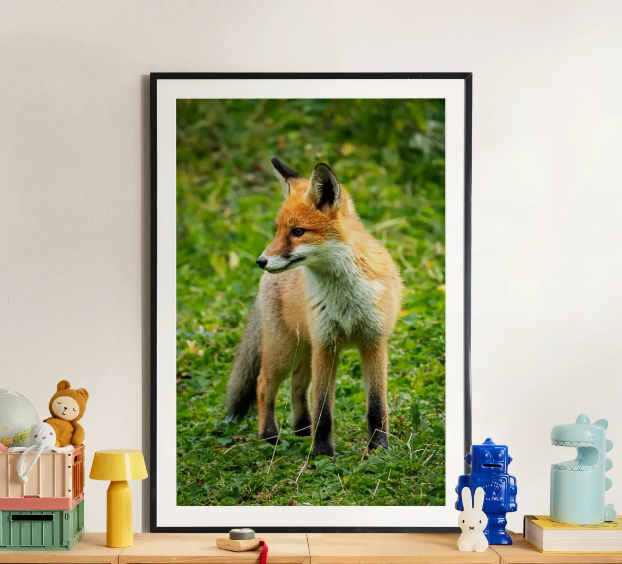 Volpe rossa nella foresta poster con telaio in plastica da anderm