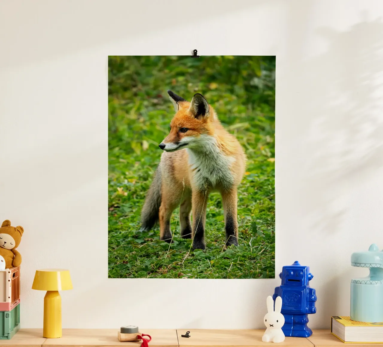 Volpe rossa nella foresta poster con telaio in plastica da anderm