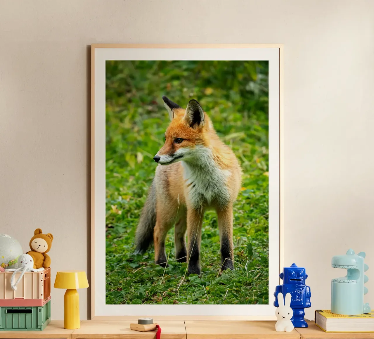 Volpe rossa nella foresta poster con telaio in plastica da anderm