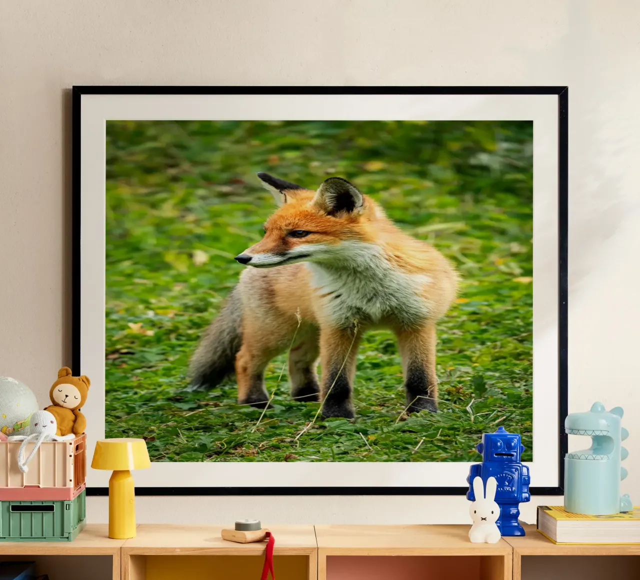 Volpe rossa nella foresta poster con telaio in plastica da anderm