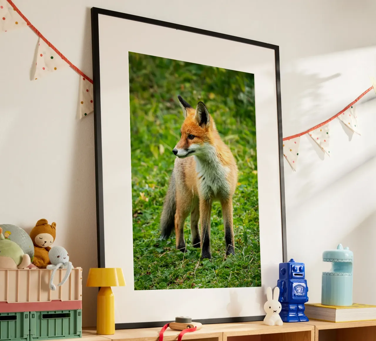 Volpe rossa nella foresta poster con telaio in plastica da anderm