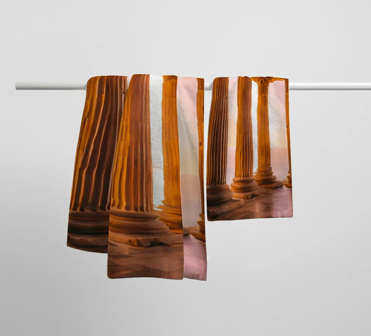 Sunset Column asciugamano da bagno da ICONICA Art Studio