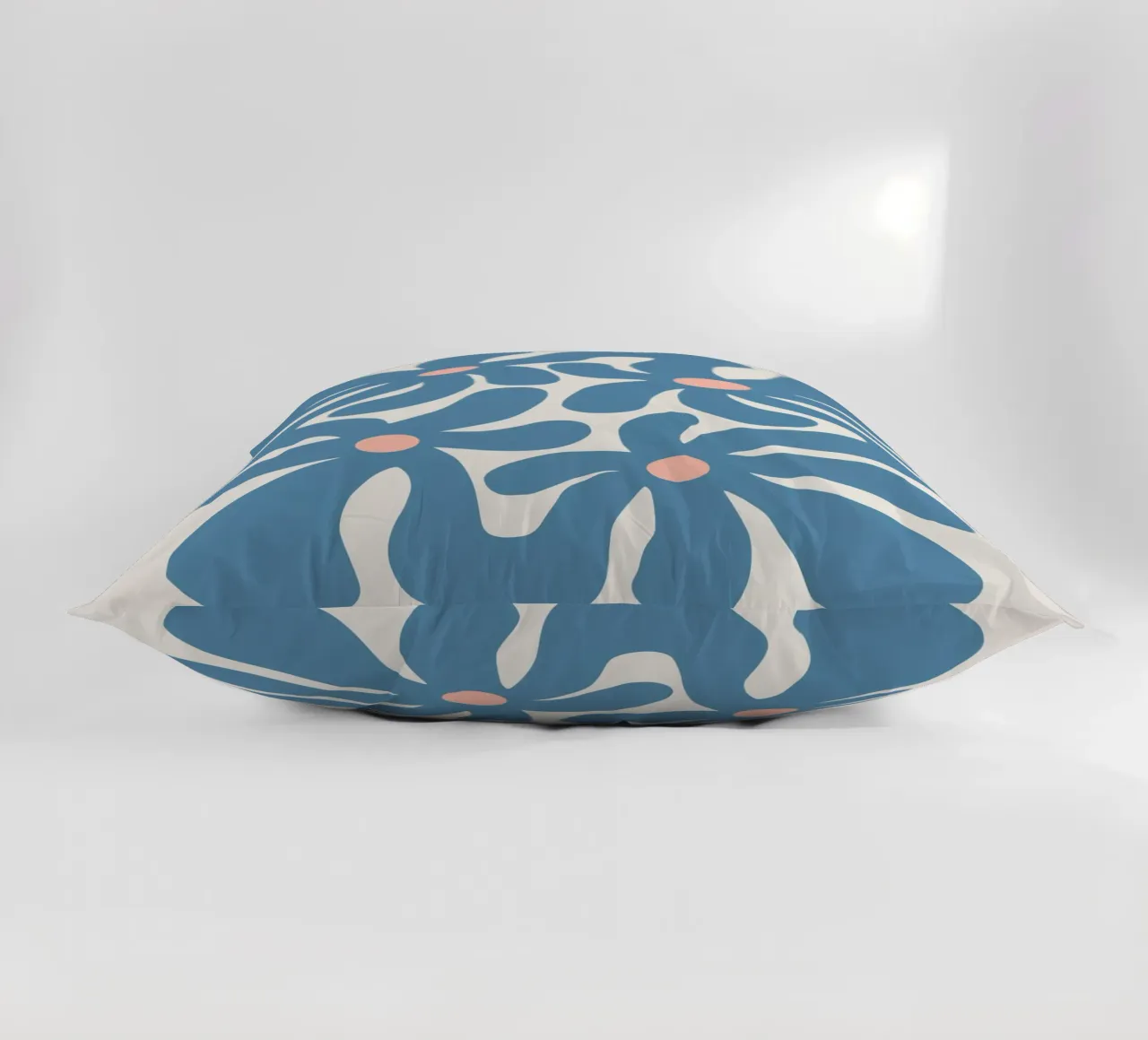 Fiori astratti blu cuscino da Asha Designs