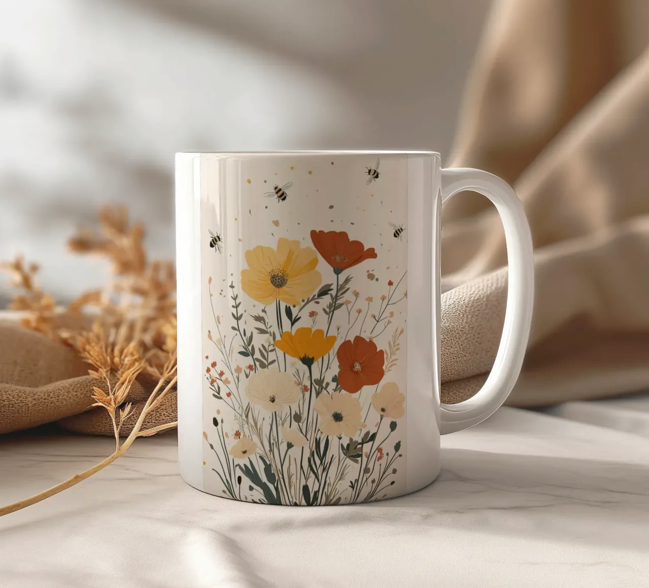 Fiori selvatici e api estive tazza in ceramica da pixelbull - medieval art and more