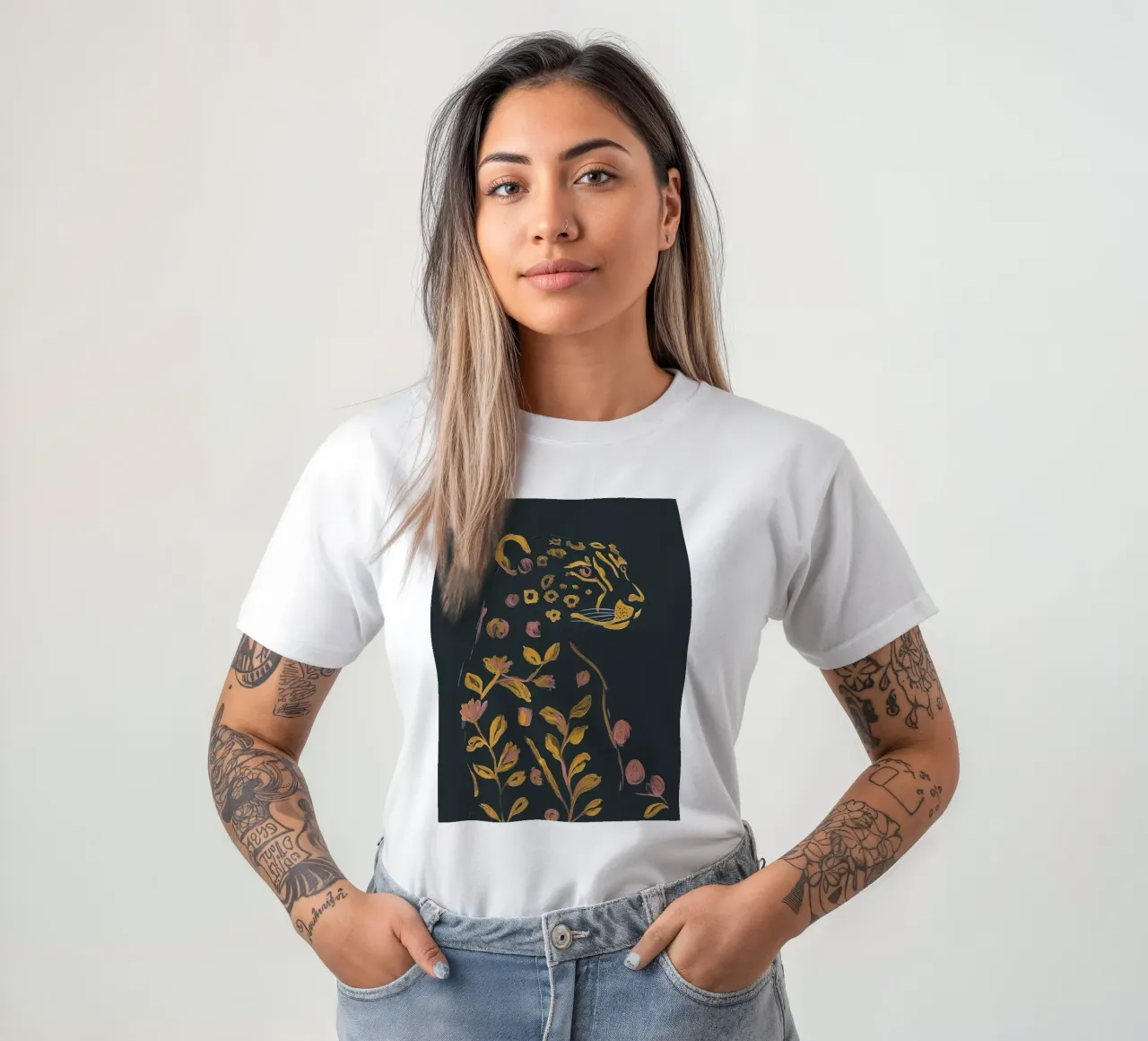 Ghepardo floreale t-shirt da ThingDesign