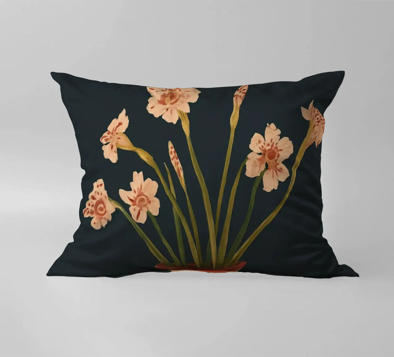 Fiori di colore rosa in un vaso dipinto cuscino da ThingDesign