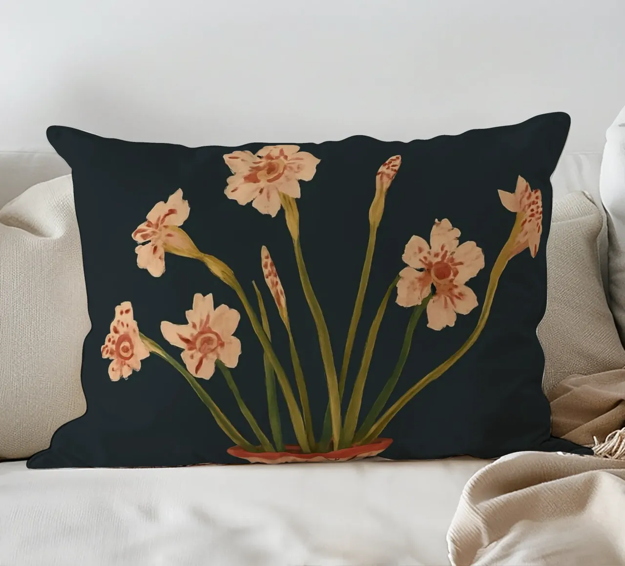 Fiori di colore rosa in un vaso dipinto cuscino da ThingDesign