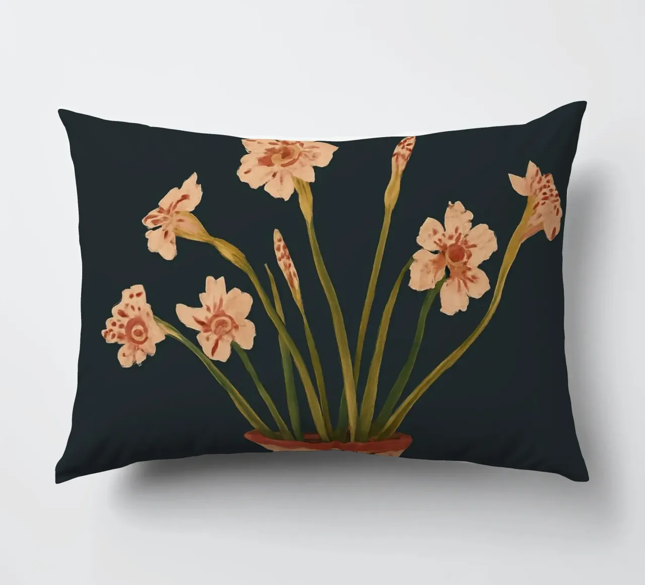 Fiori di colore rosa in un vaso dipinto cuscino da ThingDesign