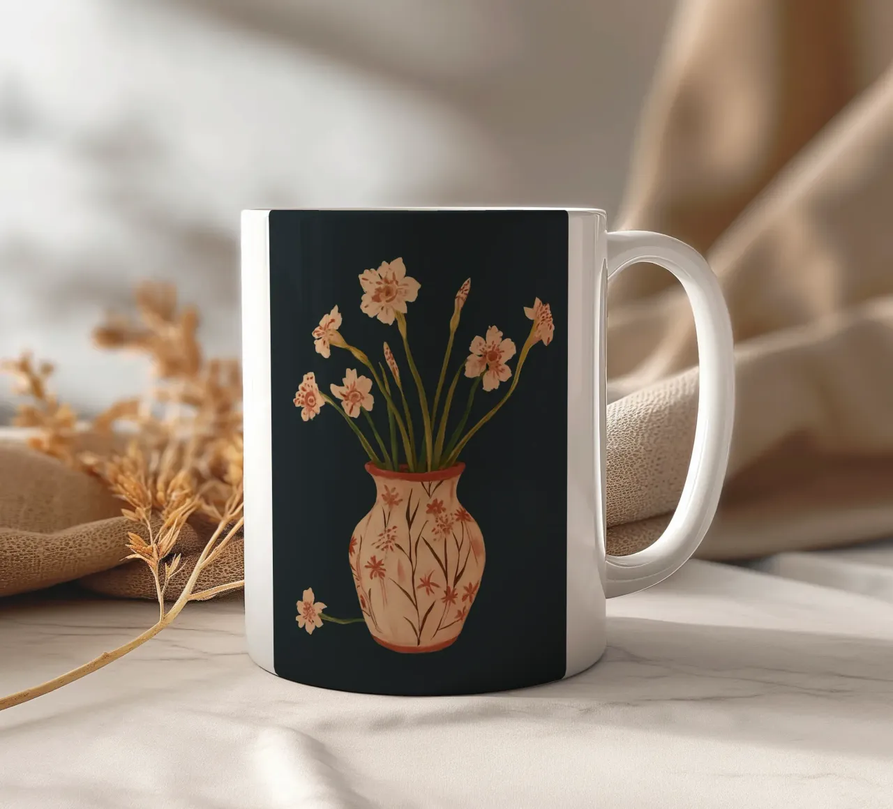 Fiori di colore rosa in un vaso dipinto tazza in ceramica da ThingDesign