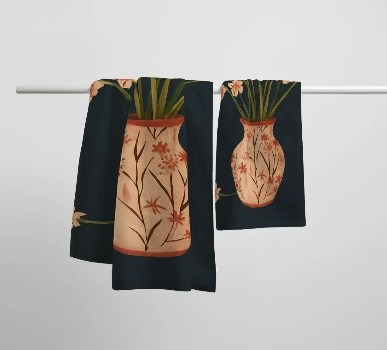 Fiori di colore rosa in un vaso dipinto asciugamano da bagno da ThingDesign
