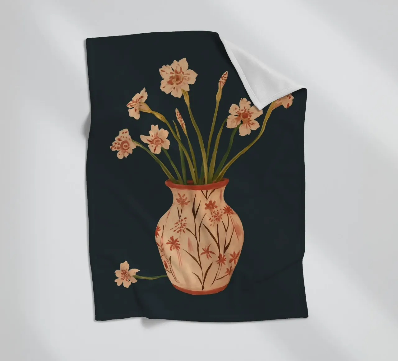 Fiori di colore rosa in un vaso dipinto coperta in pile da ThingDesign