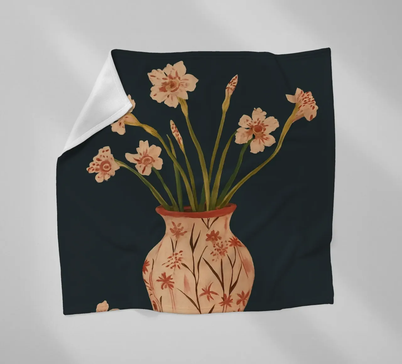 Fiori di colore rosa in un vaso dipinto coperta in pile da ThingDesign