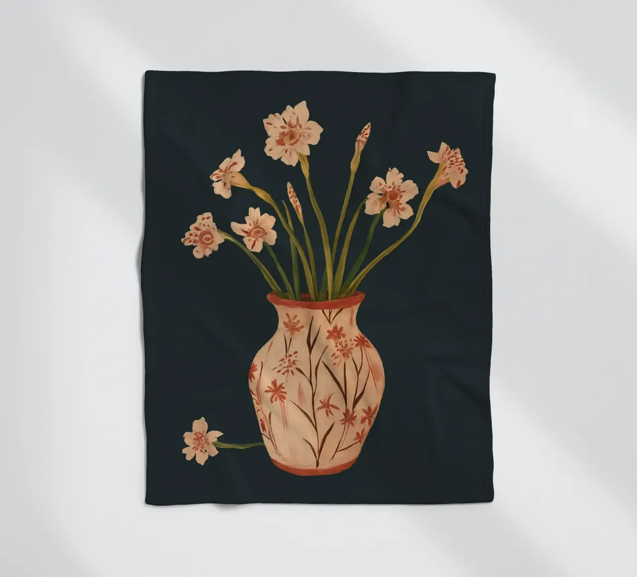Fiori di colore rosa in un vaso dipinto coperta in pile da ThingDesign