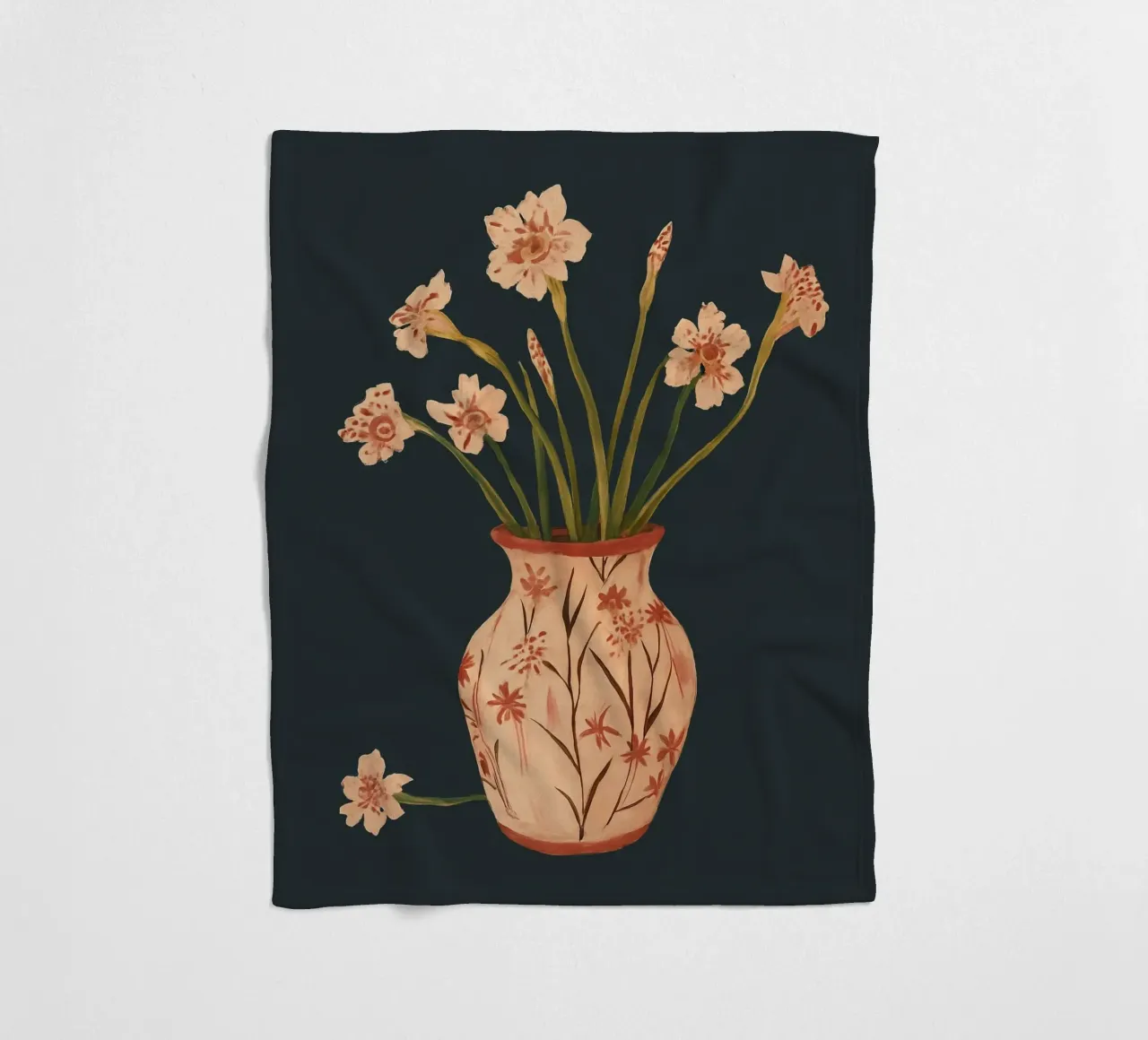 Fiori di colore rosa in un vaso dipinto coperta in pile da ThingDesign