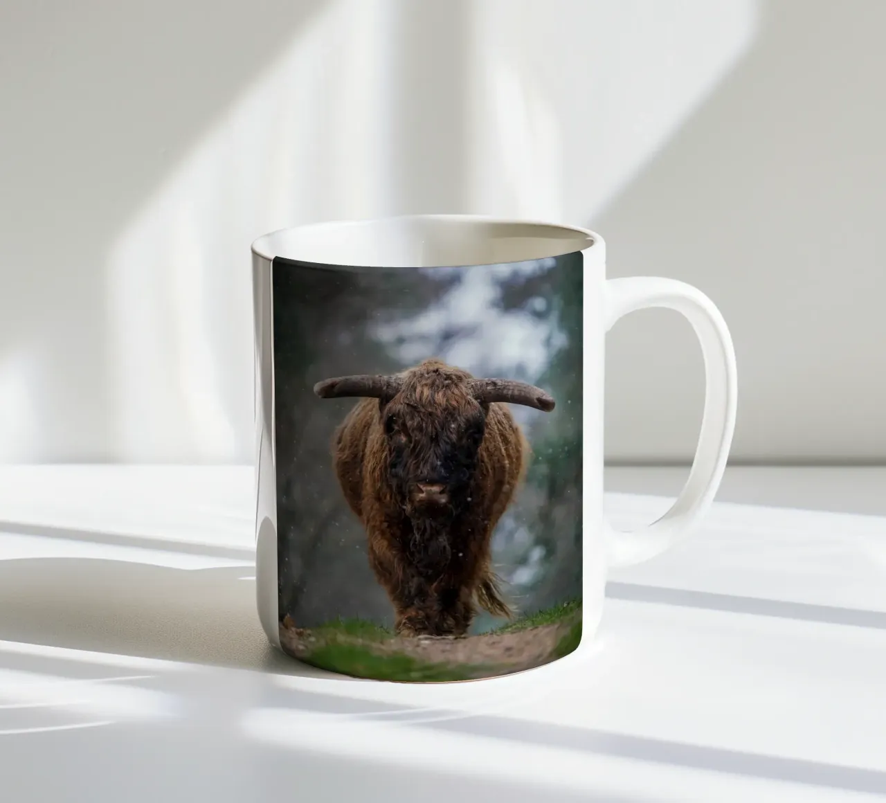 Mucca Highland in inverno tazza in ceramica da Tom's Wildlife
