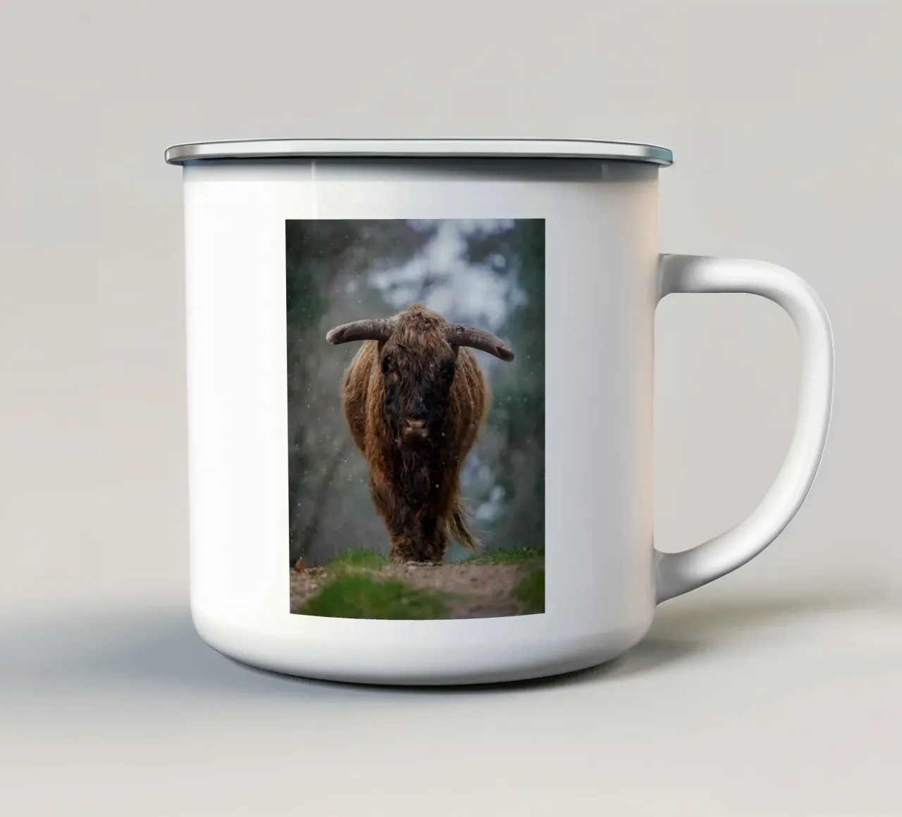 Mucca Highland in inverno tazza in smalto da Tom's Wildlife