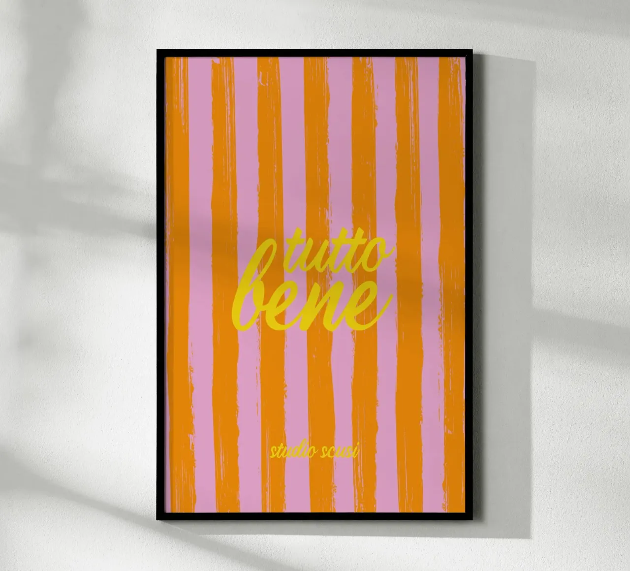 Tutto Bene - Alles gut poster con telaio in alluminio da studio scusi
