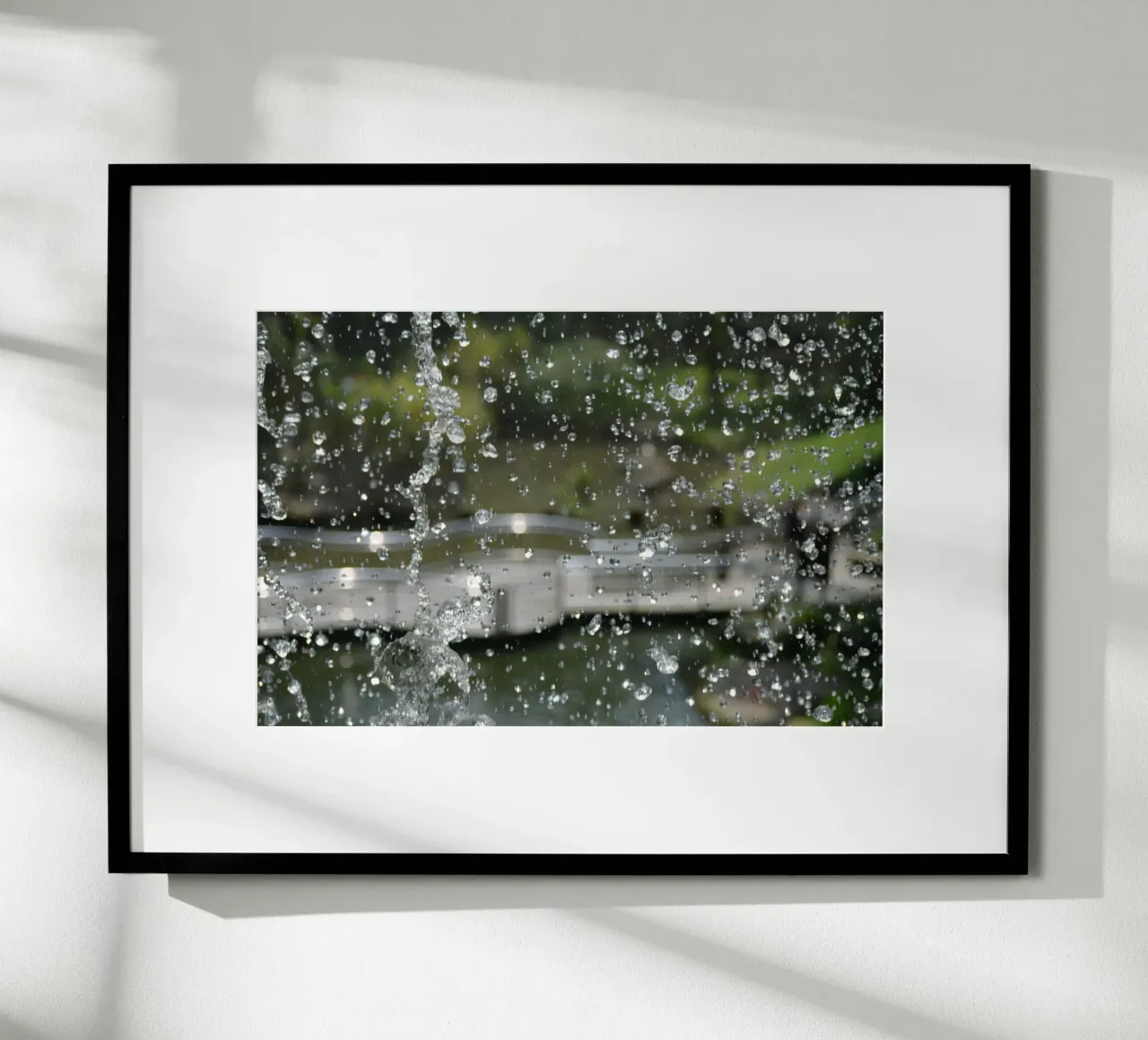 Gocce di fontana con ponte sfocato nel KL Bird Park poster da byrieneke
