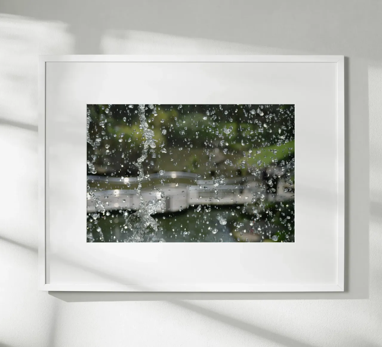 Gocce di fontana con ponte sfocato nel KL Bird Park poster da byrieneke