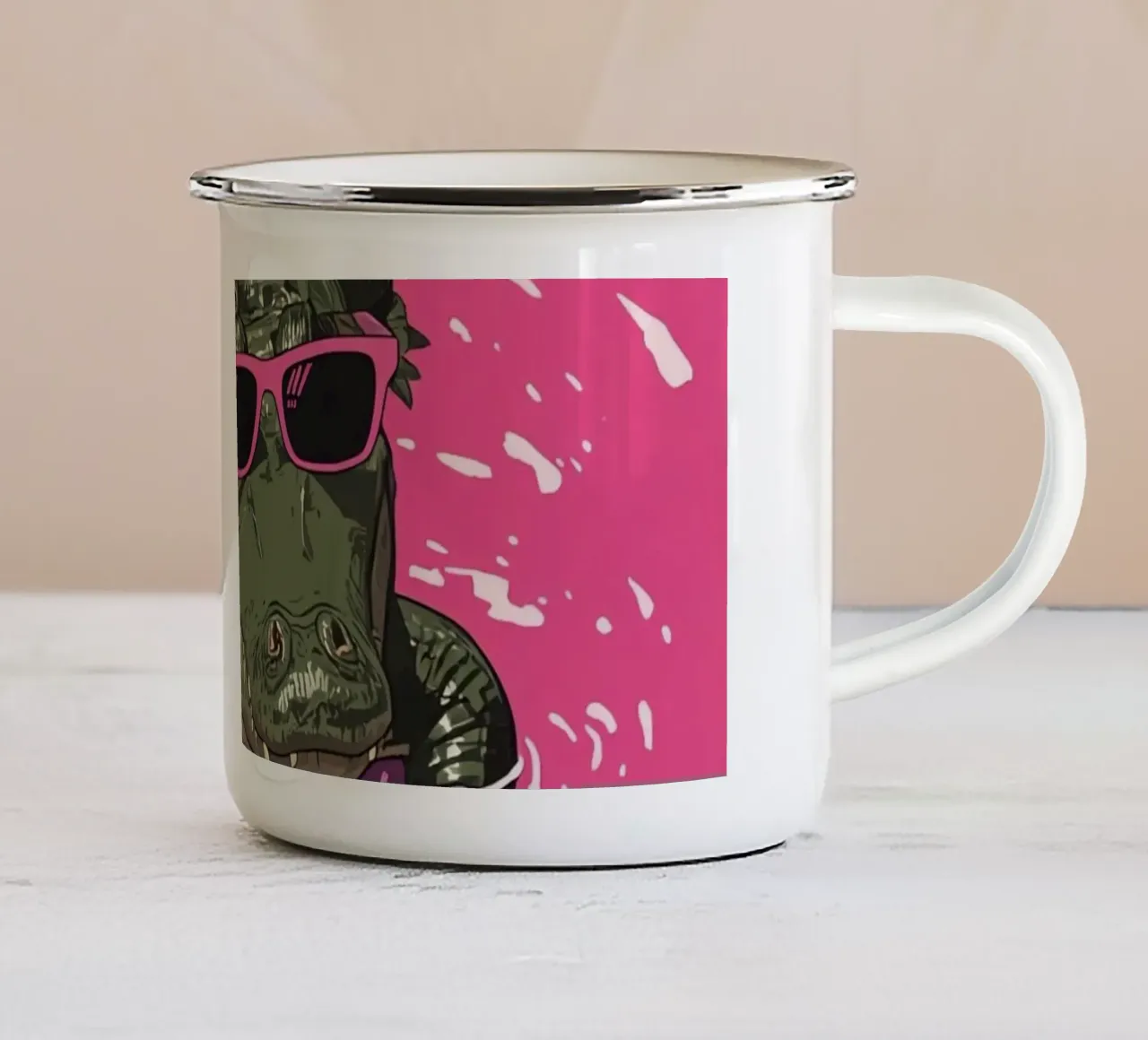 Alligatore in acqua rosa che indossa occhiali da sole tazza in smalto da DesignDoodle