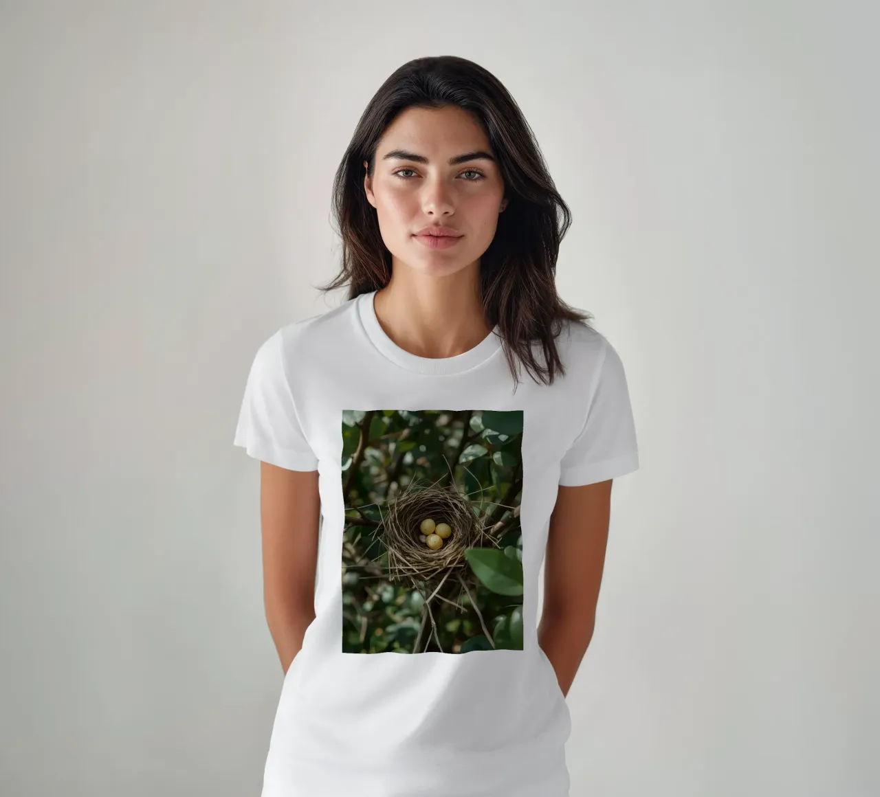 Nido di uccelli con uova in un cespuglio t-shirt da DesignDoodle