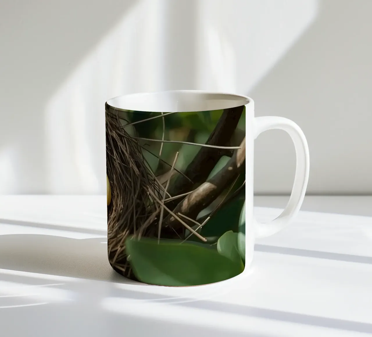 Nido di uccelli con uova in un cespuglio tazza in ceramica da DesignDoodle