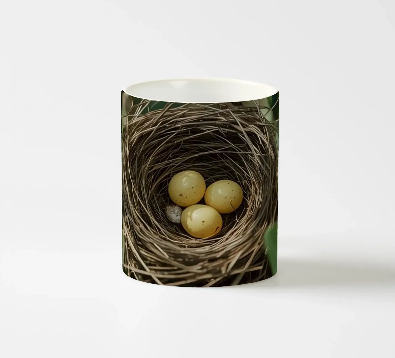 Nido di uccelli con uova in un cespuglio tazza in ceramica da DesignDoodle