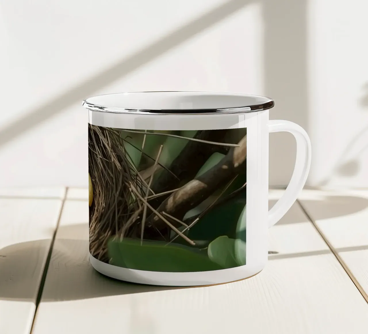 Nido di uccelli con uova in un cespuglio tazza in smalto da DesignDoodle
