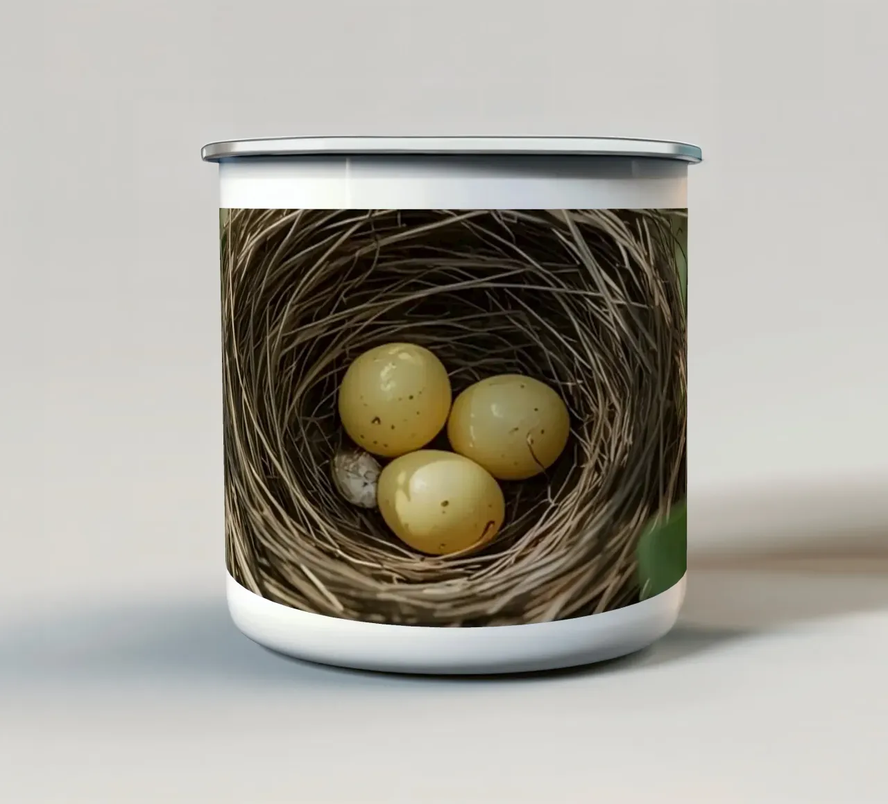 Nido di uccelli con uova in un cespuglio tazza in smalto da DesignDoodle